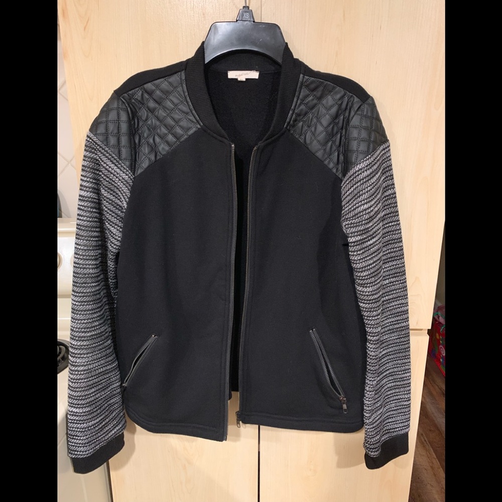 MYSTREE BLACK AND WHITE SHORT ZIP UP JACKET SIZE M
